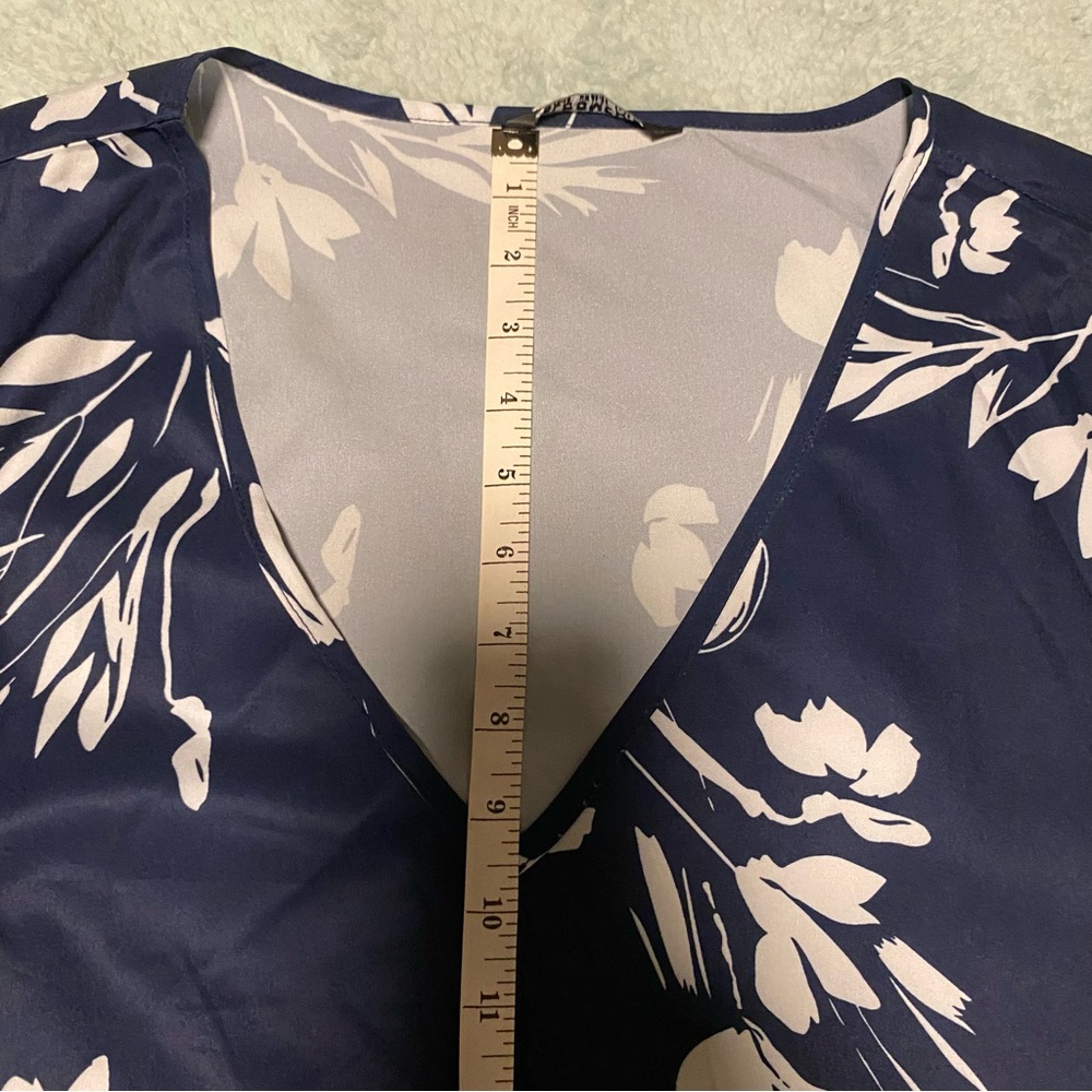 BloomChic Floral Blue and White Blouse with Arm Detail Size 22-24 - Picture 6 of 10